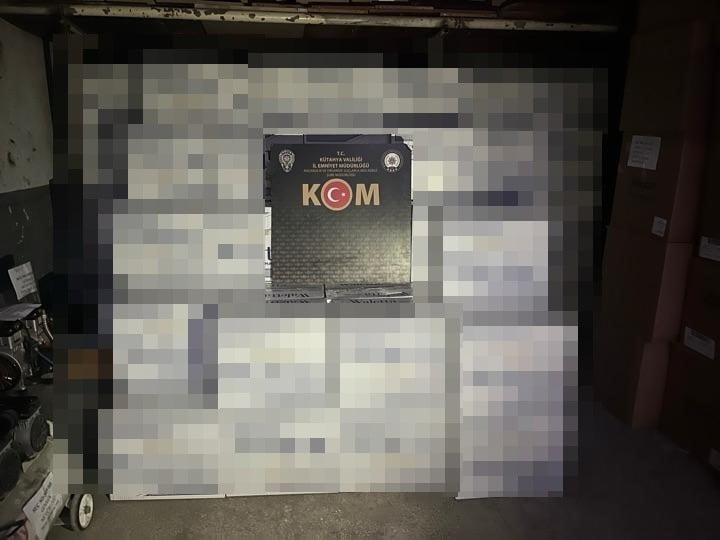 KÜTAHYA'DA DURDURULAN ARAÇTA 5 MİLYON MAKARON ELE GEÇİRİLDİ