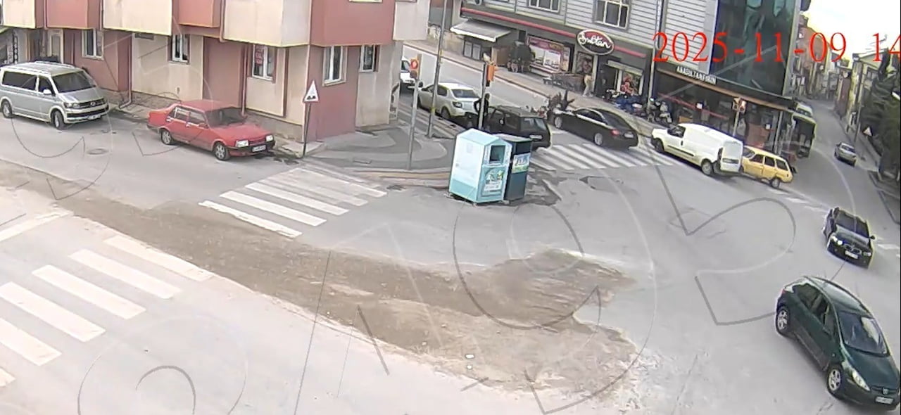 KÜTAHYA'NIN FUAT PAŞA MAHALLESİ BEKİR AVLUPINAR CADDESİ'NDE MEYDANA GELEN TRAFİK KAZASINDA, YAYA...