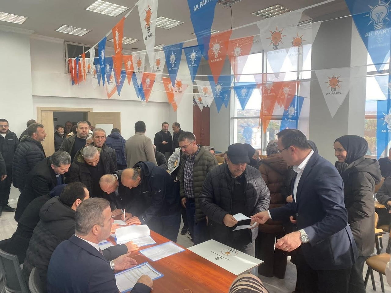 KÜTAHYA'NIN GEDİZ İLÇESİNDE, BİR SÜRE ÖNCE GÖREVİNDEN İSTİFA EDEN AK PARTİ İLÇE BAŞKANI OSMAN...