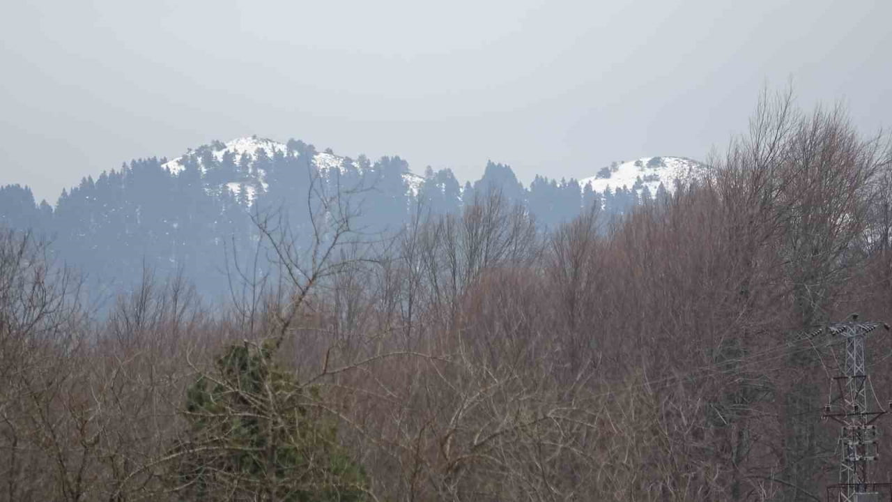 KÜTAHYA'NIN TAVŞANLI İLÇESİNDE SABAHA KARŞI ETKİLİ OLAN KAR YAĞIŞI, İLÇEYİ BEYAZA BÜRÜRKEN...