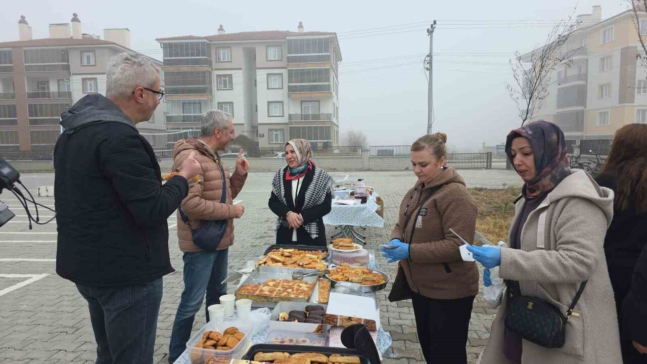 KÜTAHYA ABDÜLHAMİD HAN ANADOLU LİSESİ'NDEN GAZZE İÇİN HAYIR ÇARŞISI