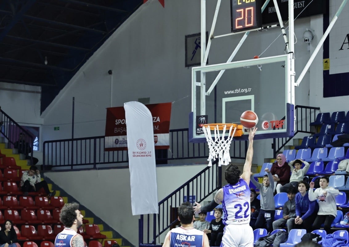 KÜTAHYA BELEDİYESPOR BASKETBOL TAKIMI ZİRVE YARIŞINI SÜRDÜRÜYOR