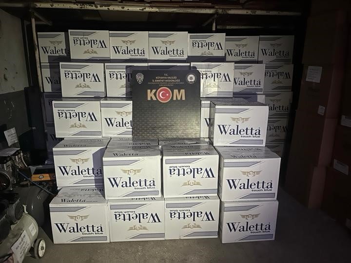 KÜTAHYA’DA BİR ARAÇTA 5 MİLYON 190 BİN MAKARON ELE GEÇİRİLDİ