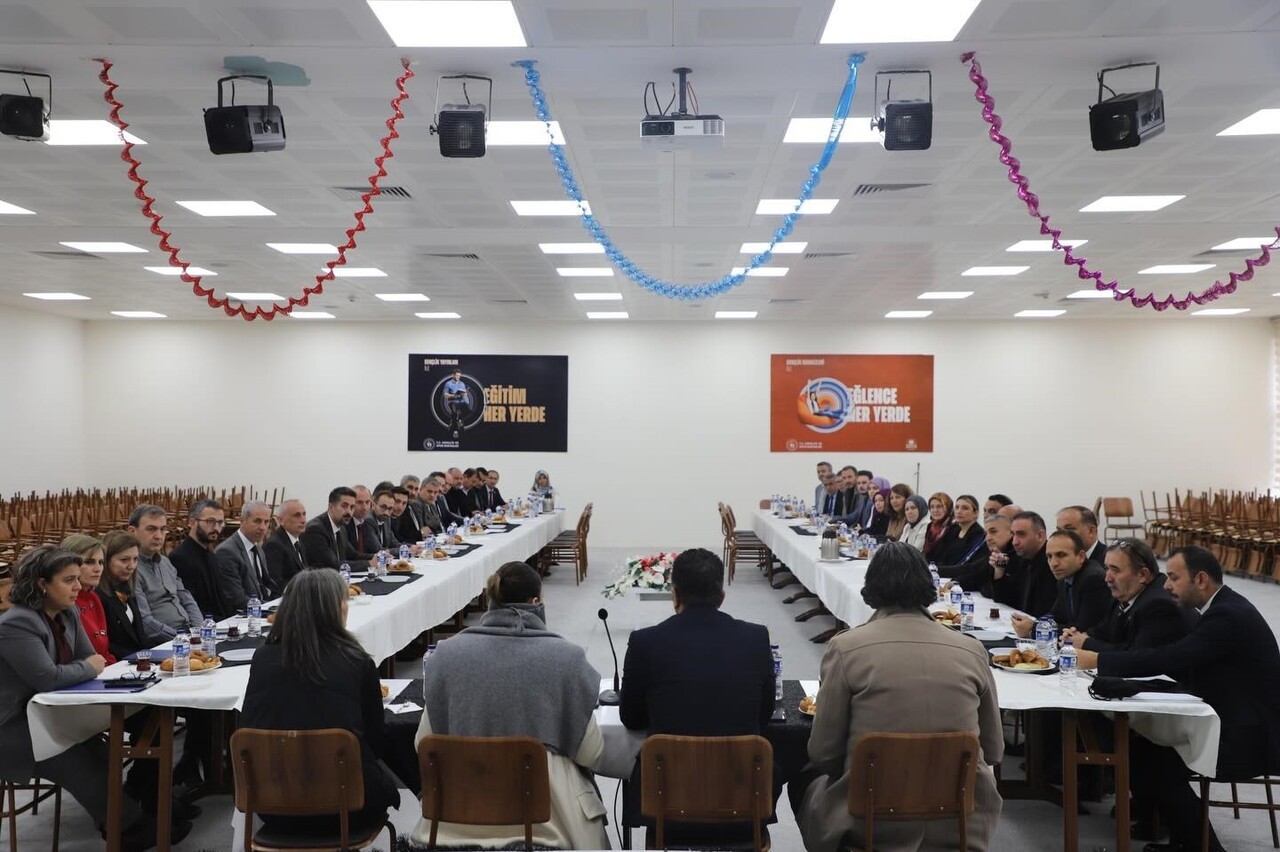 KÜTAHYA’DA GENÇLİK VE SPOR İL VE İLÇE MÜDÜRLERİ BİR ARAYA GELDİ