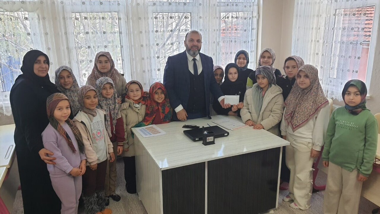 KÜTAHYA’DA KUR’AN KURSU ÖĞRENCİLERİNDEN FİLİSTİN’E ANLAMLI BAĞIŞ