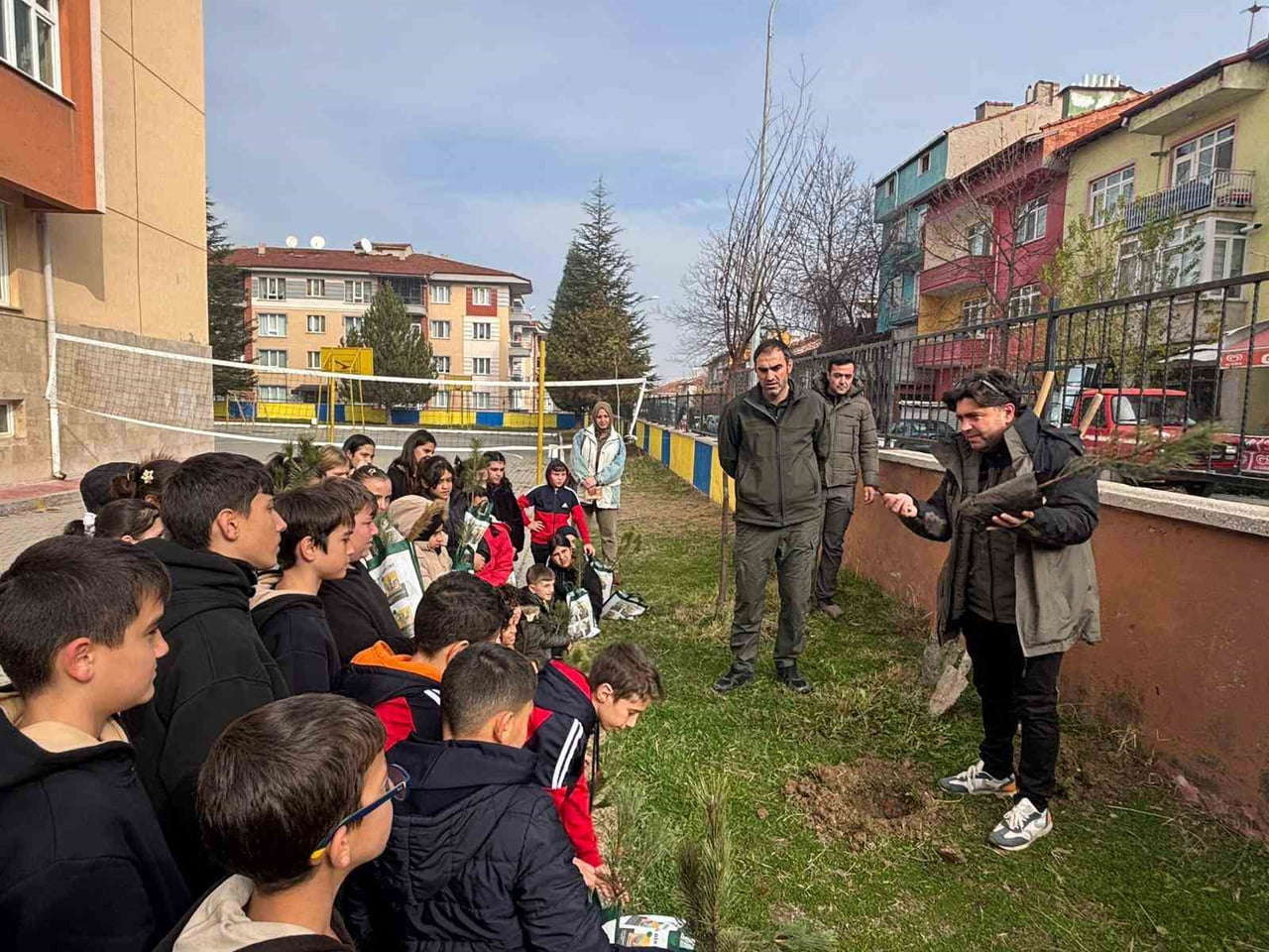 KÜTAHYA’DA ÖĞRENCİLER FİDANLARI TOPRAKLA BULUŞTURDU