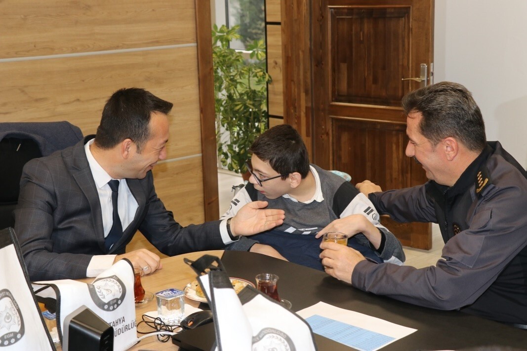 KÜTAHYA İL EMNİYET MÜDÜRÜ ELBİR, ÖZEL ÖĞRENCİLERLE BİR ARAYA GELDİ