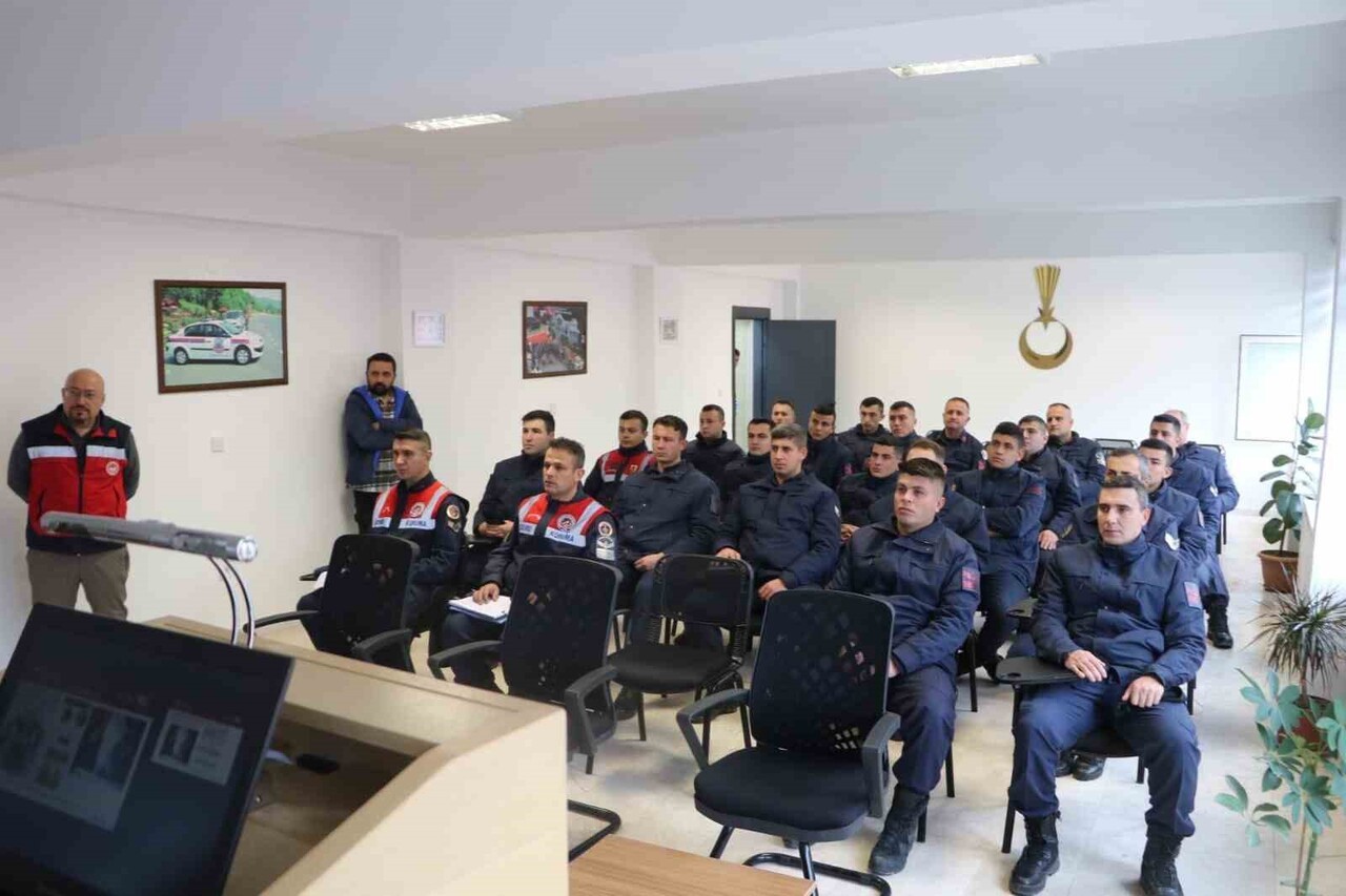 KÜTAHYA JANDARMA KOMUTANLIĞI PERSONELİNE BELGESİZ HAYVAN HAREKETLERİ EĞİTİMİ