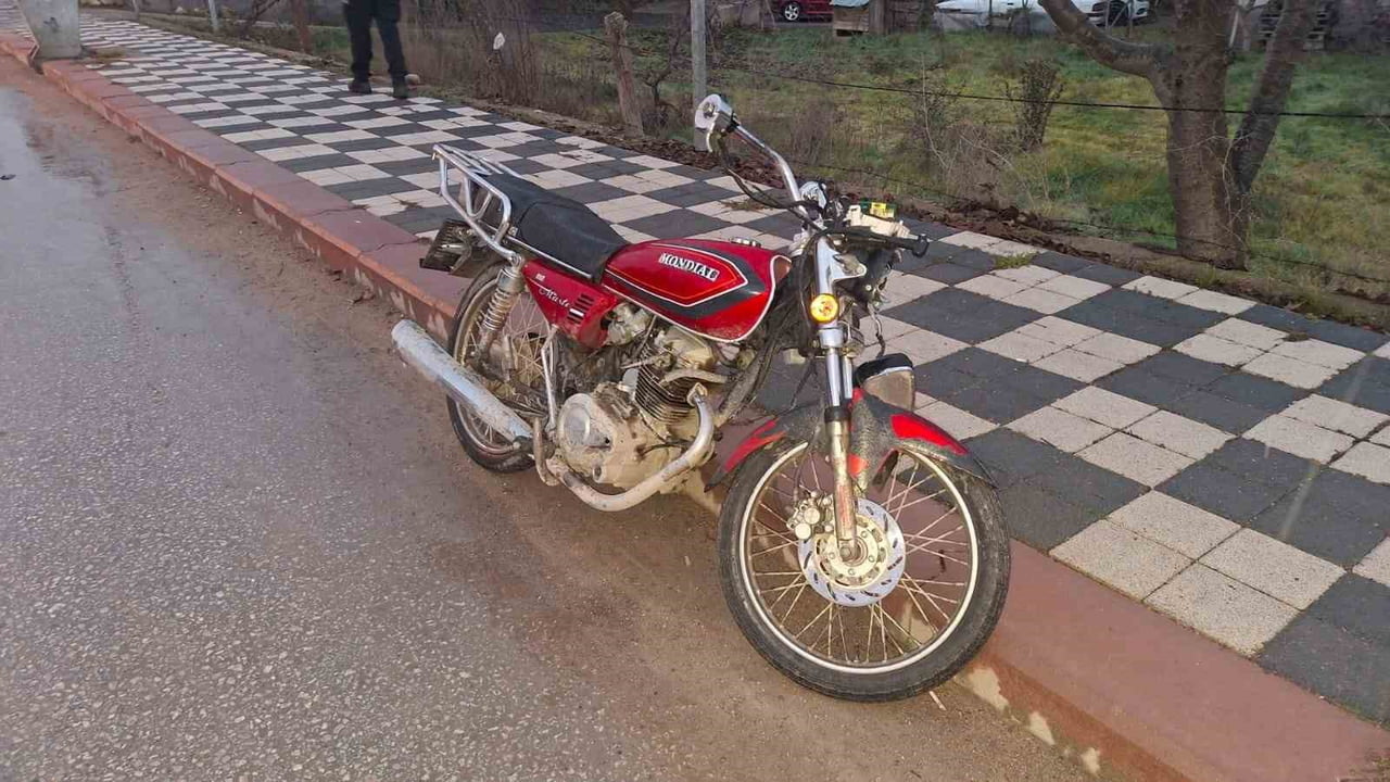 KÜTAHYA’NIN HİSARCIK İLÇESİNDE SÜRÜCÜSÜNÜN KONTROLÜNDEN ÇIKAN MOTOSİKLET KALDIRIMDAKİ ÇÖP...