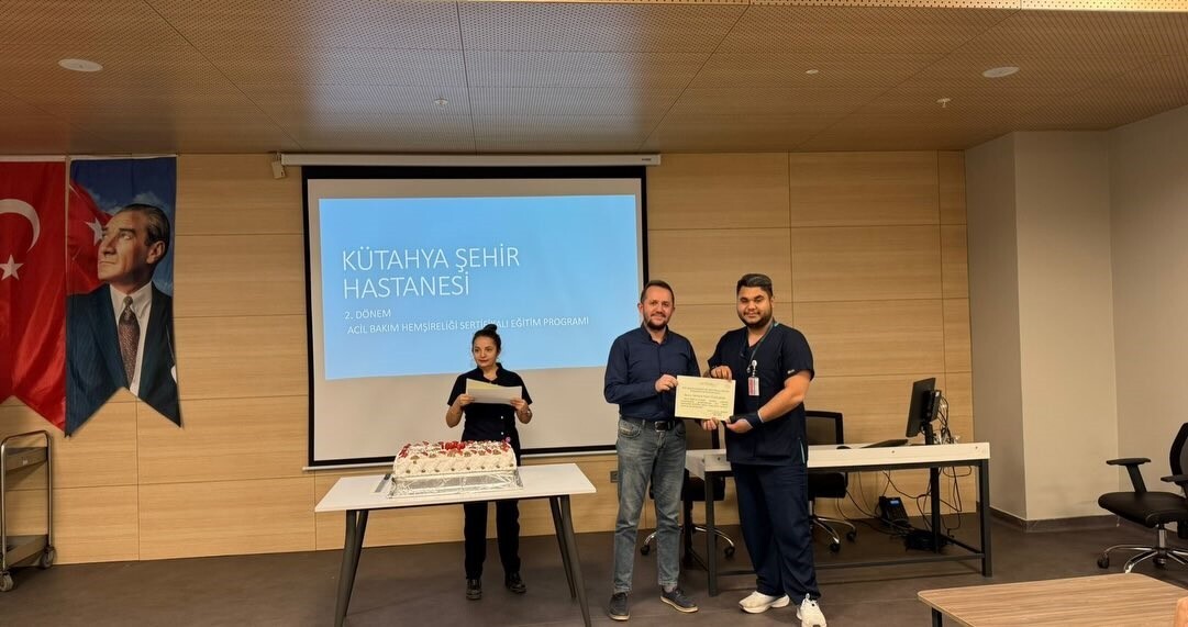 KÜTAHYA ŞEHİR HASTANESİ'NDE 'ACİL BAKIM HEMŞİRELİĞİ EĞİTİMİ' PROGRAMI TAMAMLANDI