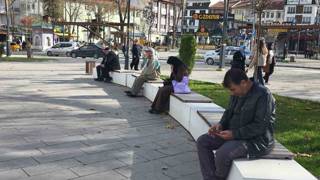 KÜTAHYA, TÜİK TARAFINDAN YAPILAN "YAŞAM MEMNUNİYET ARAŞTIRMASI" SONUCUNDA, YÜZDE 73.76'LIK...