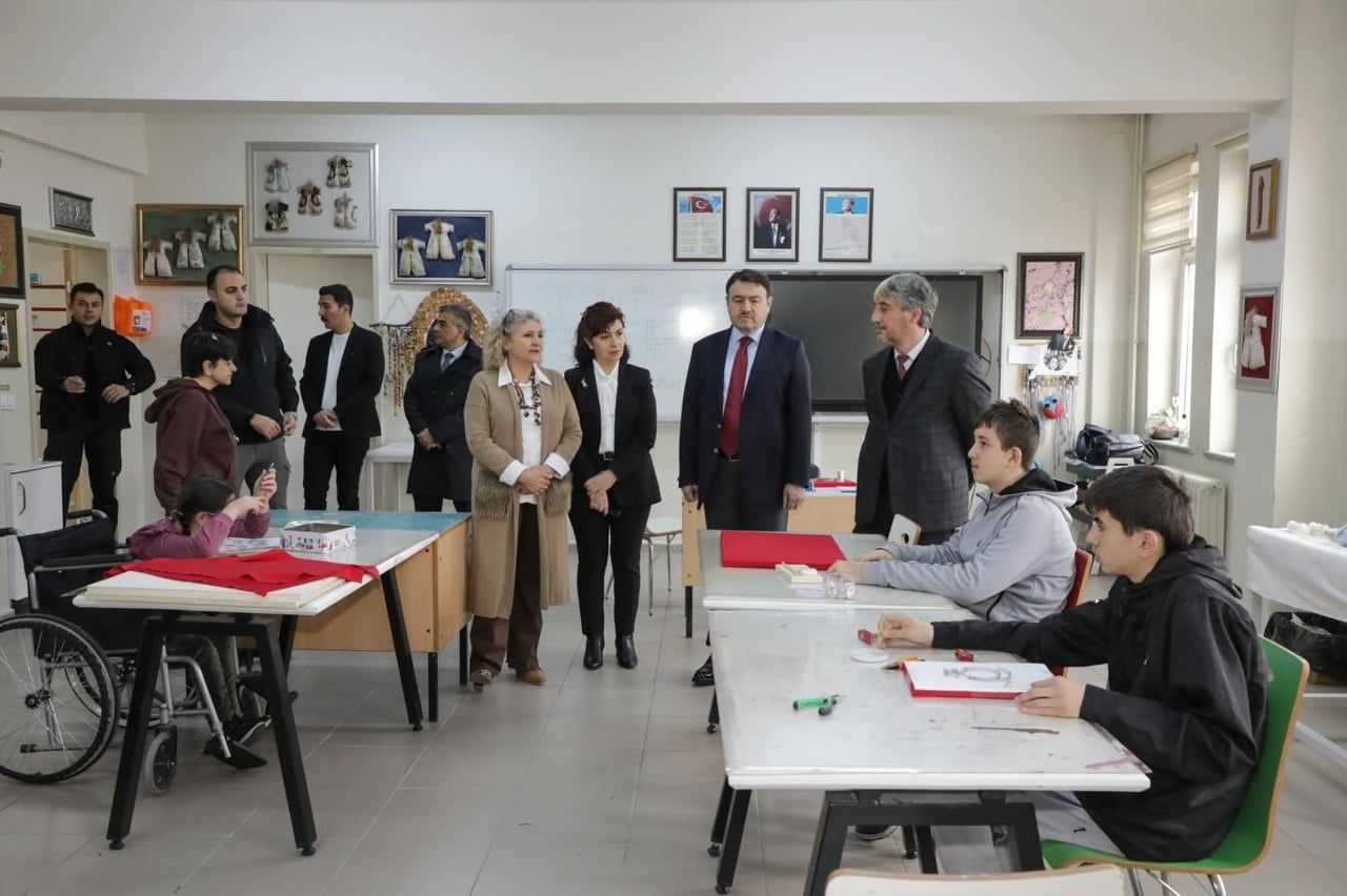 KÜTAHYA VALİSİ IŞIN: "ÖZEL BİREYLERİN MESLEKİ BECERİLER KAZANMASI VE ÜRETİME KATILMASI BÜYÜK ÖNEM...