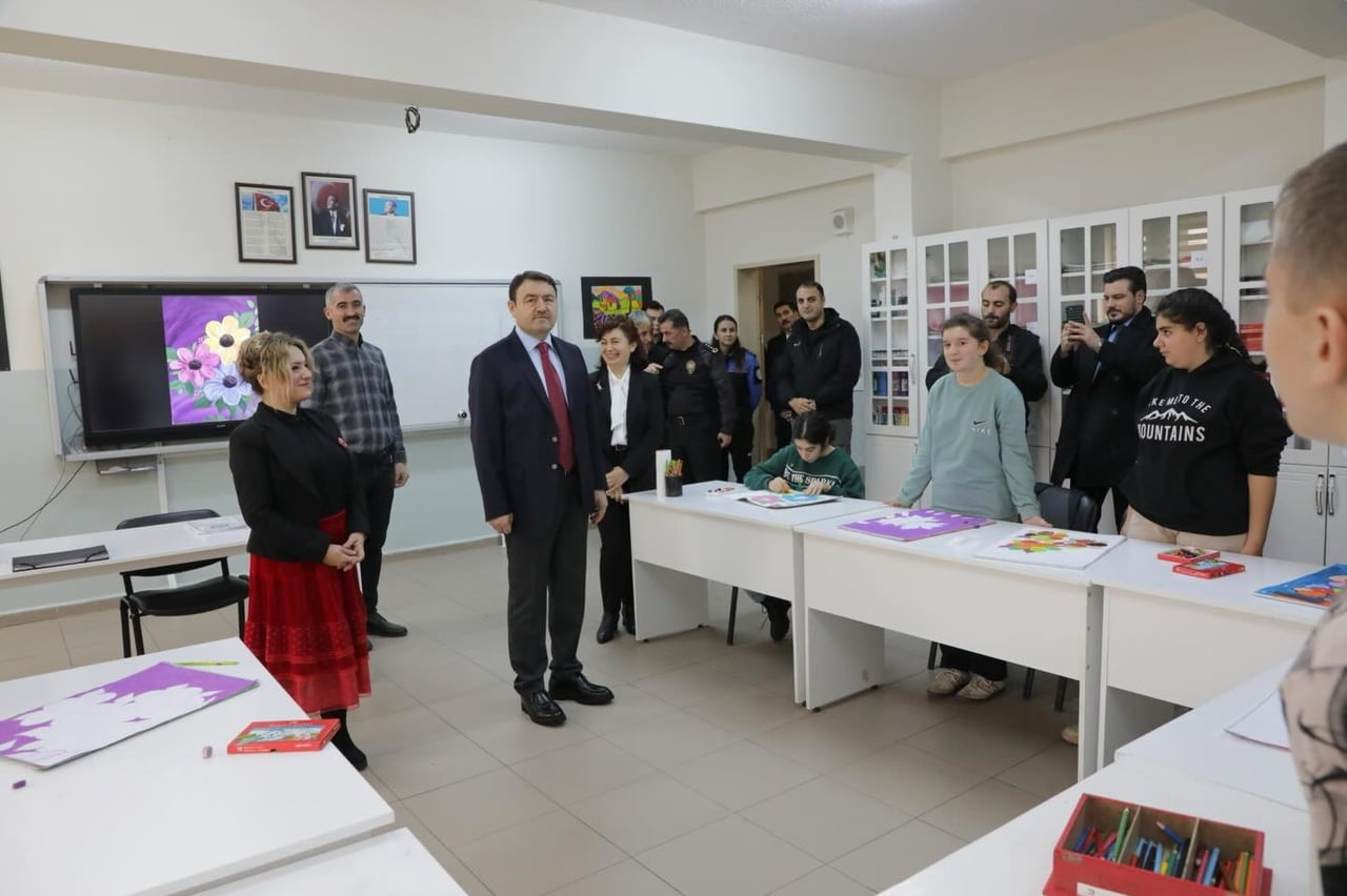 KÜTAHYA VALİSİ IŞIN: "ÖZEL BİREYLERİN MESLEKİ BECERİLER KAZANMASI VE ÜRETİME KATILMASI BÜYÜK ÖNEM...