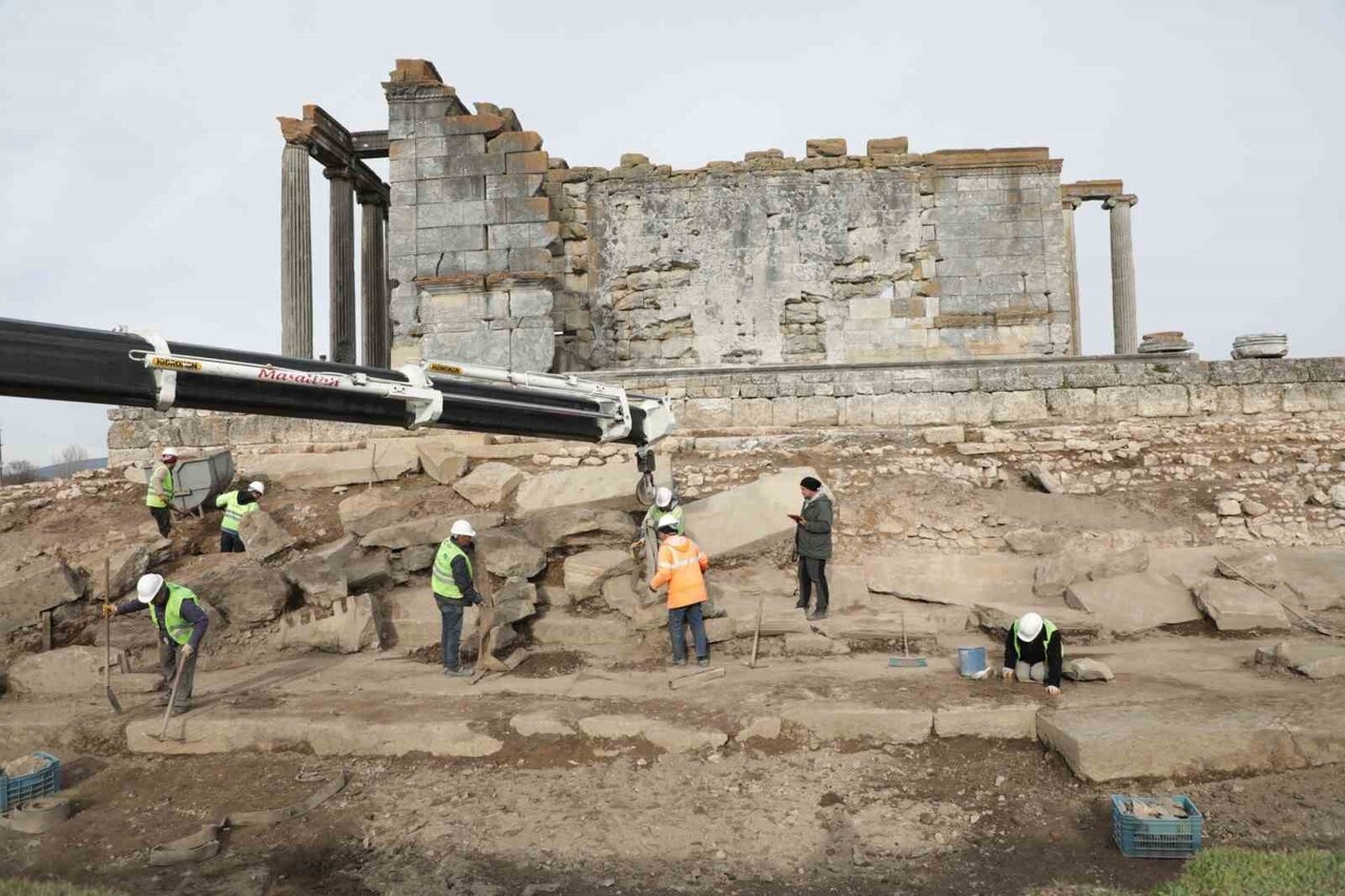 KÜTAHYA VALİSİ MUSA IŞIN, ÇAVDARHİSAR İLÇESİNDE BULUNAN AİZANOİ ANTİK KENTİ'NDE YÜRÜTÜLEN KAZI VE...