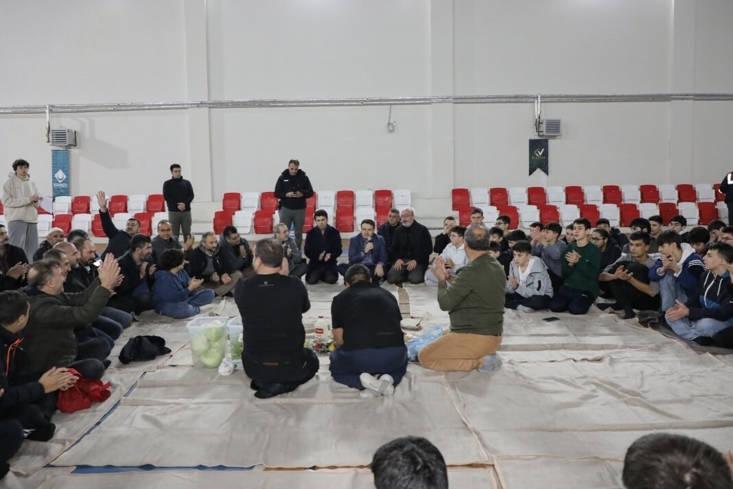 KÜTAHYA VALİSİ MUSA IŞIN: "BİR ELİNİZDE TEKNOLOJİ, BİR ELİNİZDE KUR'AN OLSUN"