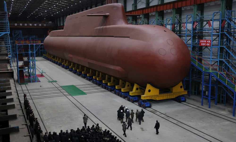 KUZEY KORE LİDERİ KİM JONG-UN, 8 BİN 700 TONLUK DEV NÜKLEER DENİZALTININ İNŞA SÜRECİNİ...