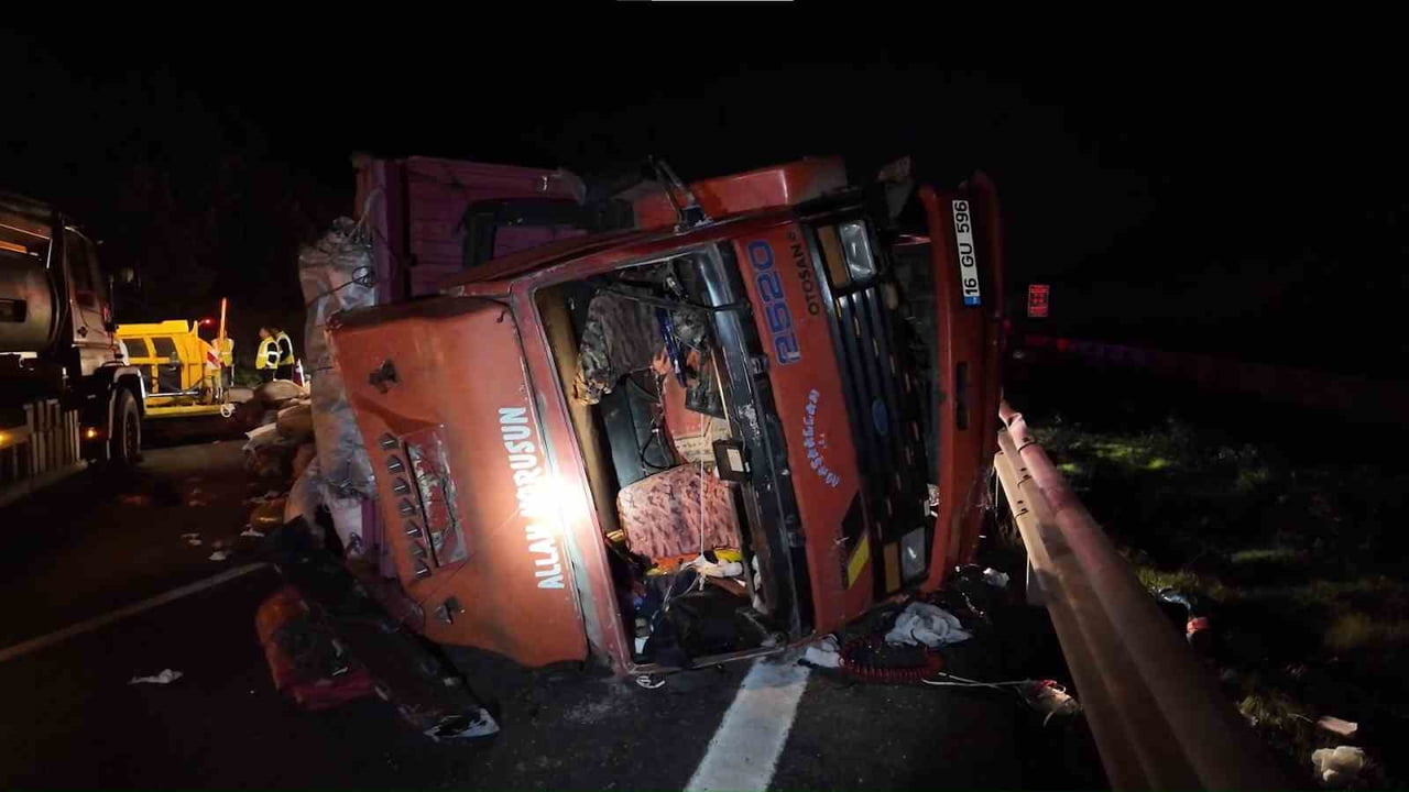 KUZEY MARMARA OTOYOLU’NUN ÇEKMEKÖY MEVKİİ ANKARA İSTİKAMETİNDE MEYDANA GELEN TRAFİK KAZASINDA...