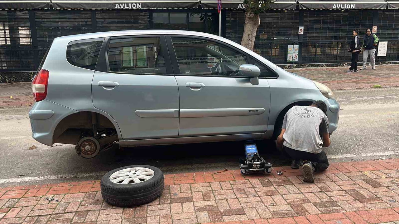 LASTİKLERİ KESİLEN ARAÇLAR TAMİRCİNİN YOLUNU TUTTU