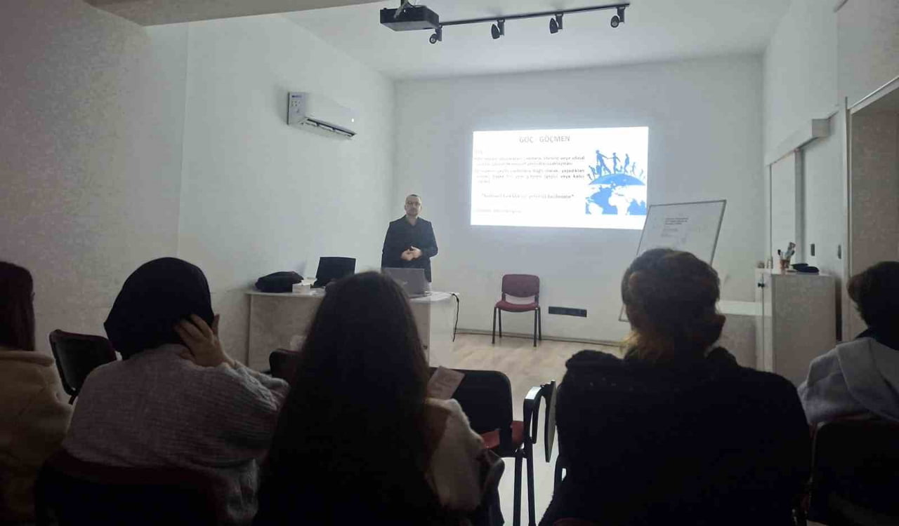 LEFKOŞA TÜRK BELEDİYESİ DAYANIŞMA VE EĞİTİM MERKEZİ'NDE CİNSEL SAĞLIK VE BESLENME BAŞLIKLARINDA...
