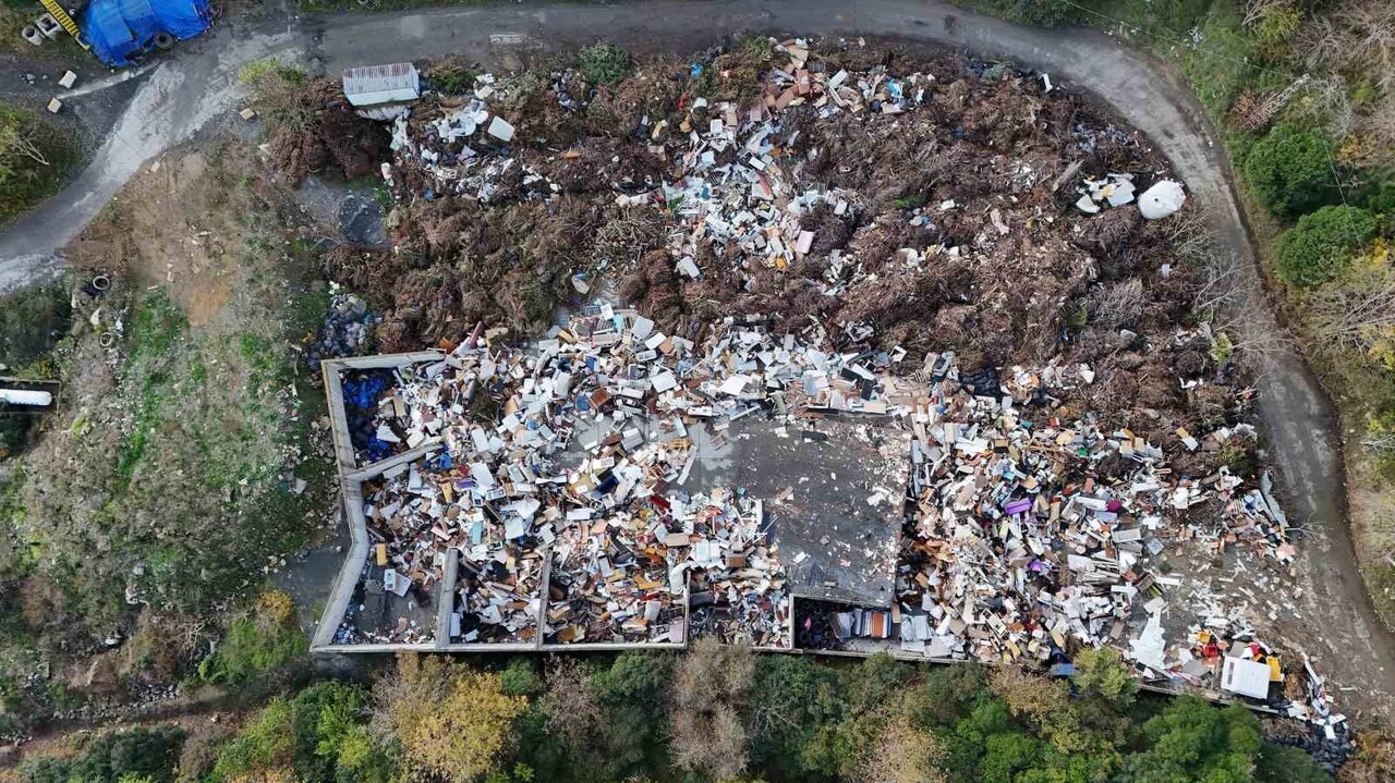 LEVAZIM MAHALLESİ'NDEKİ GÖKDELENLERİN ARASINDAKİ AĞAÇLIK ALANIN MOLOZ YIĞINLARLARIYLA DOLU ALAN...