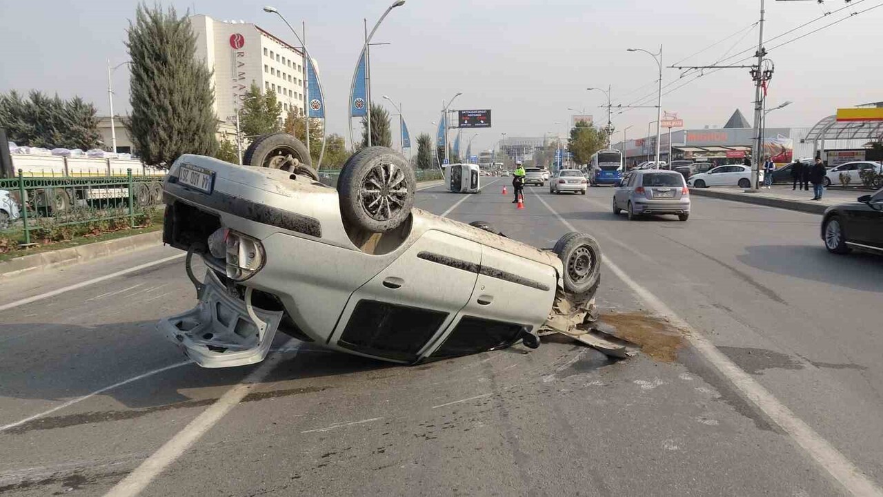 MALATYA'DA HAFİF TİCARİ ARAÇ İLE OTOMOBİLİN ÇARPIŞTIĞI KAZADA 3 KİŞİ YARALANDI.