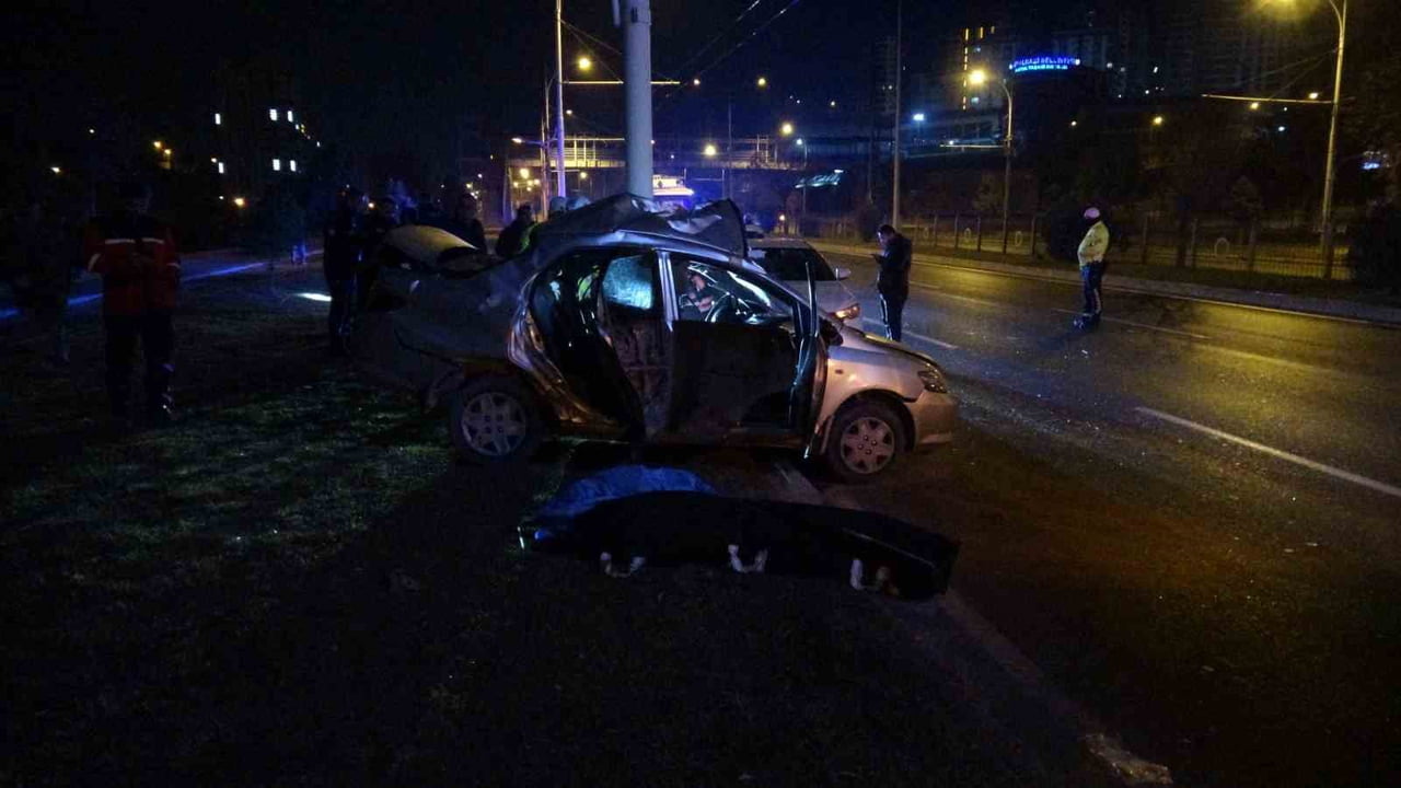 MALATYA'DA KONTROLDEN ÇIKAN ARAÇ TRAMBÜS DİREĞİNE ÇARPTI: 1 ÖLÜ 1 AĞIR YARALI