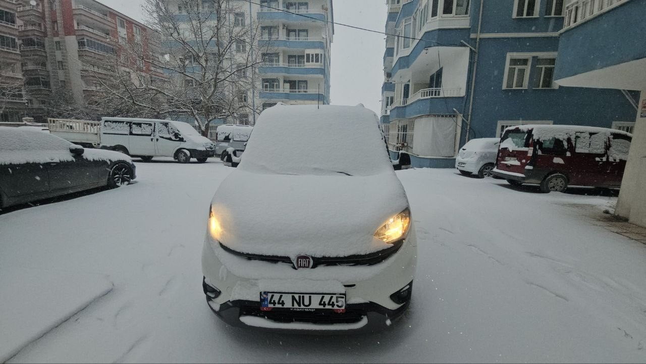 MALATYA'DA SABAHA KARŞI BAŞLAYAN KAR YAĞIŞI ETKİLİ OLUYOR.