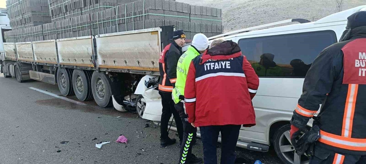MALATYA'NIN AKÇADAĞ İLÇESİNDE TIR İLE MİNİBÜSÜN KARIŞTIĞI KAZADA 3 KİŞİ HAYATINI...