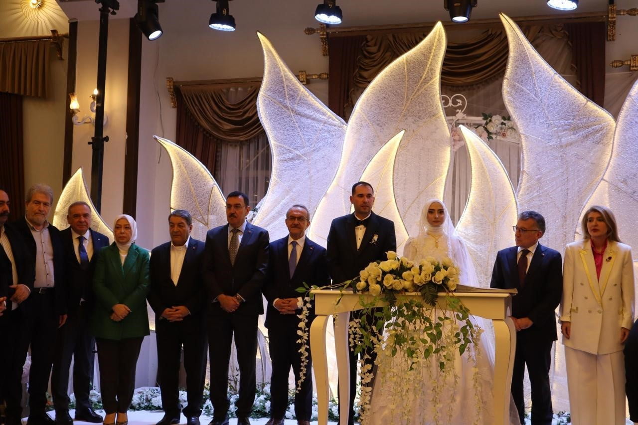 MALATYA BÜYÜKŞEHİR BELEDİYE BAŞKANI SAMİ ER, KIZININ NİKAHINI KIYDI