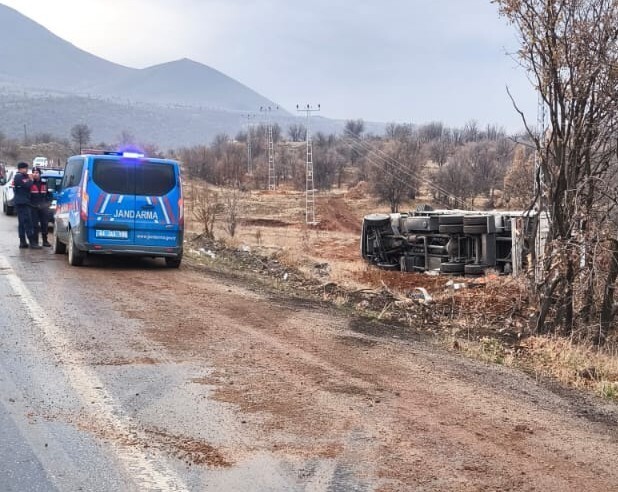 MALATYA’DA KAMYON DEVRİLDİ: 1 YARALI