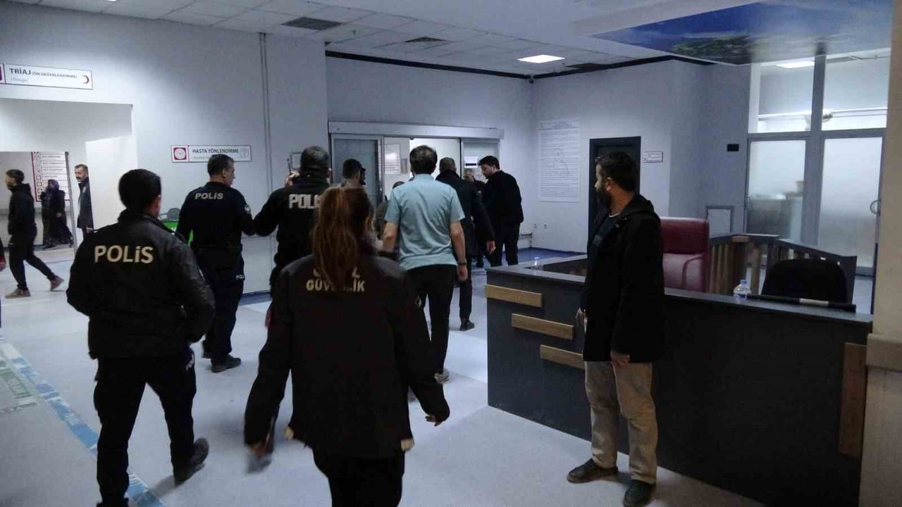 MALATYA’DA POLİS MERKEZİ ÖNÜNDE BIÇAKLI KAVGA: 3 YARALI