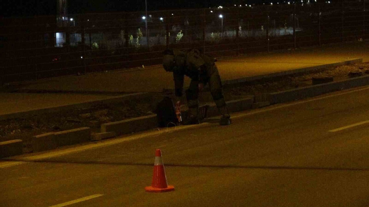 MALATYA’DA ŞÜPHELİ ÇANTA FÜNYE İLE PATLATILDI