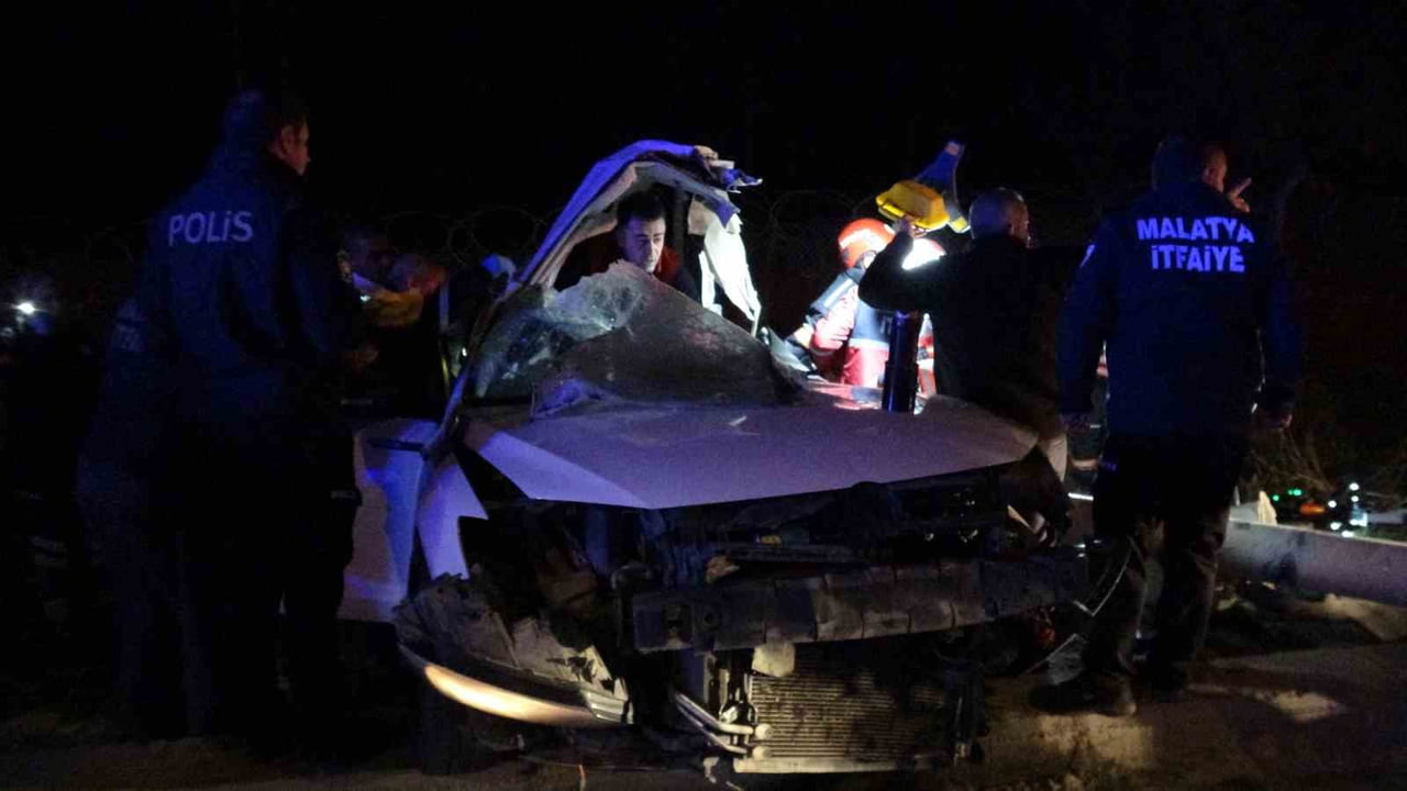 MALATYA’DA TRAMBÜS DİREĞİNE ÇARPAN ARAÇ KAĞIT GİBİ DAĞILDI: 1’İ AĞIR 2 YARALI