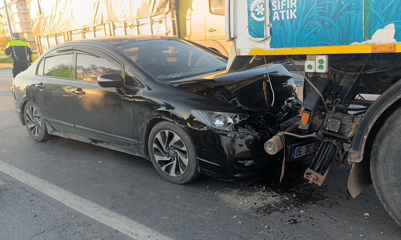 MANAVGAT İLÇESİNDE SEYİR HALİNDEKİ OTOMOBİL, YOL SÜPÜRME ARACINA ARKADAN ÇARPTI.