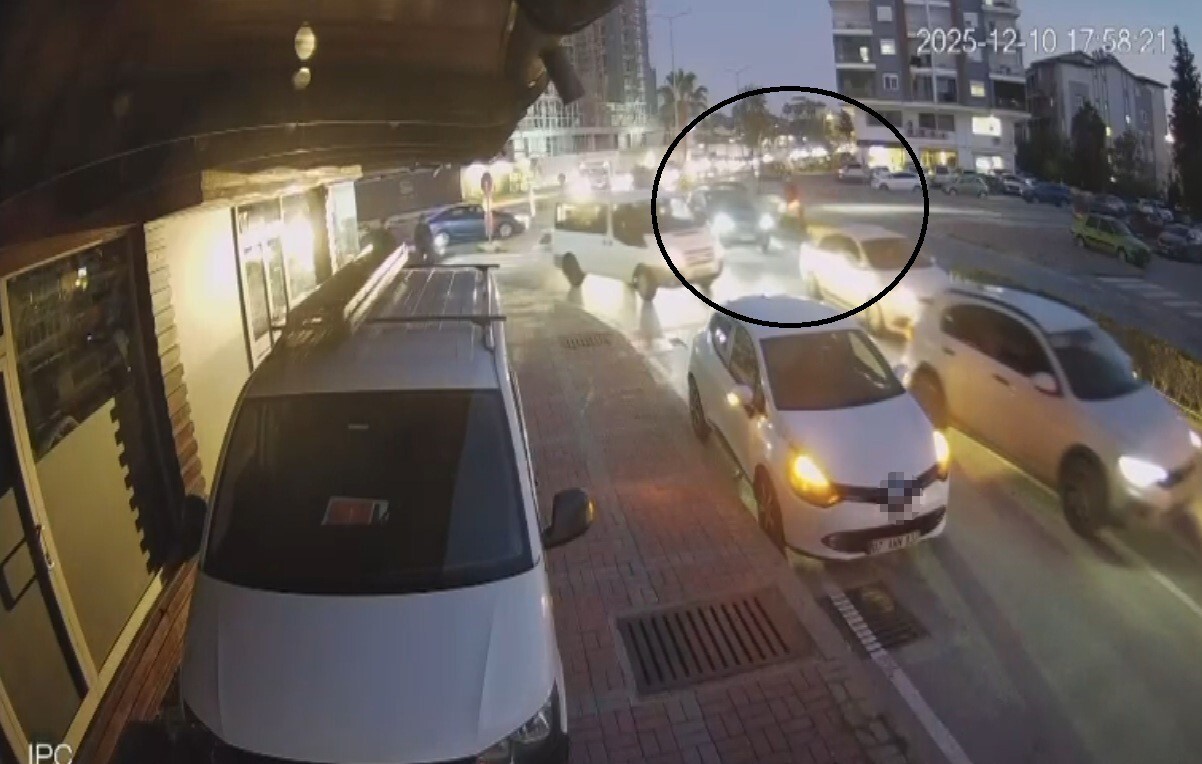 MANAVGAT’TA ADLİYE KAVŞAĞINDA MOTOSİKLET İLE OTOMOBİLİN ÇARPIŞTIĞI KAZA GÜVENLİK KAMERASINA ANBEAN...