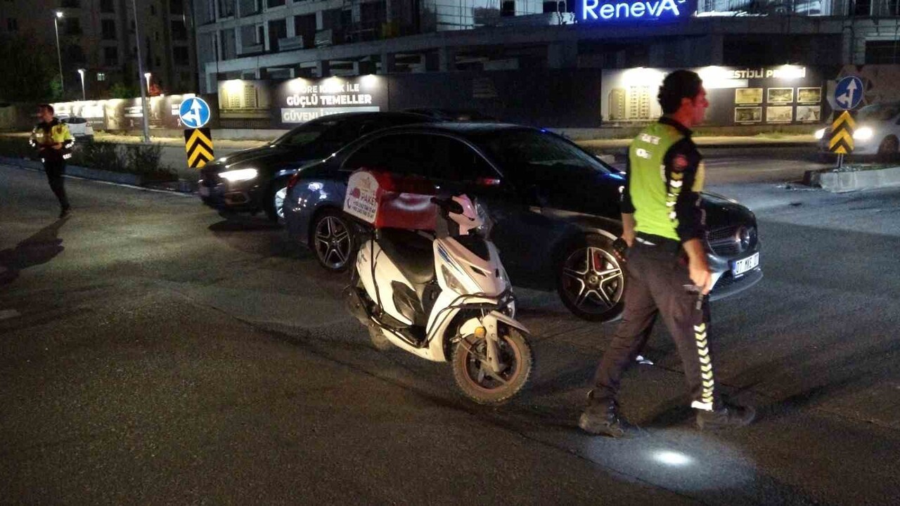 MANAVGAT’TA ADLİYE KAVŞAĞINDA MOTOSİKLET İLE OTOMOBİLİN ÇARPIŞTIĞI KAZA GÜVENLİK KAMERASINA ANBEAN...