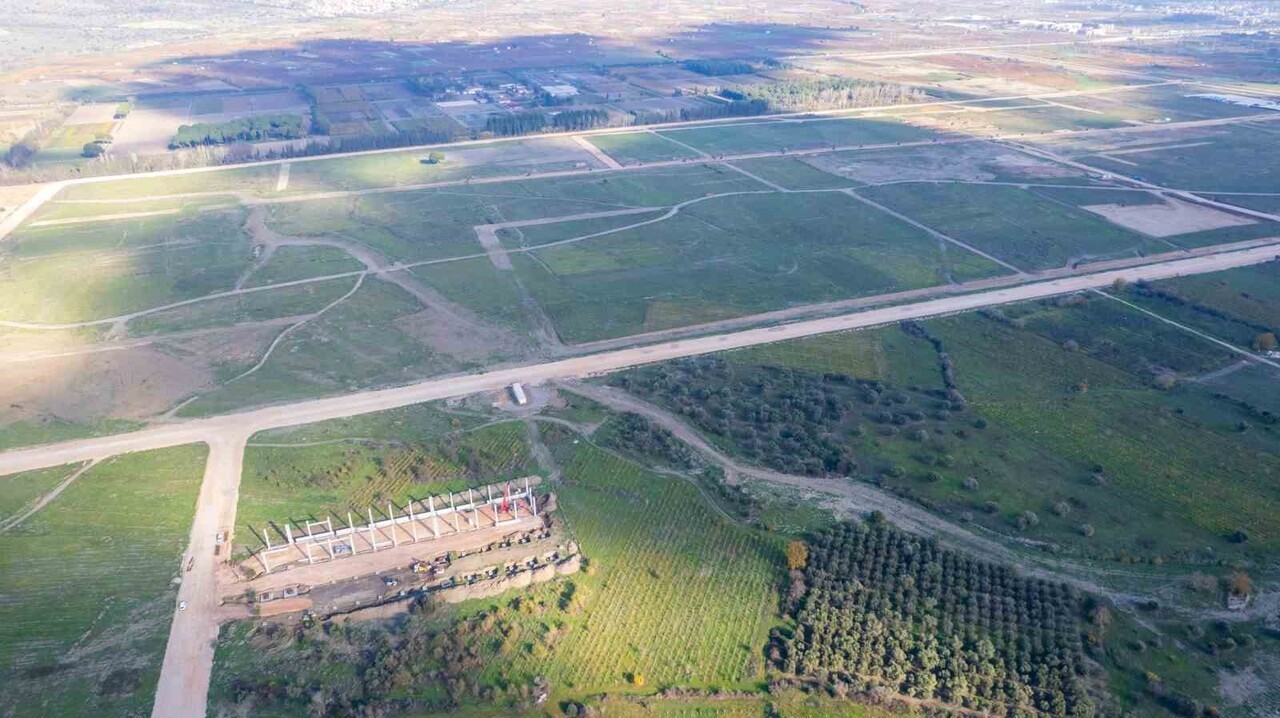 MANİSA'DA 1 MİLYAR DOLARLIK YATIRIMLA FABRİKA KURMAYI PLANLAYAN BYD'NİN TAHSİSLİ ARAZİSİNDE HALEN...