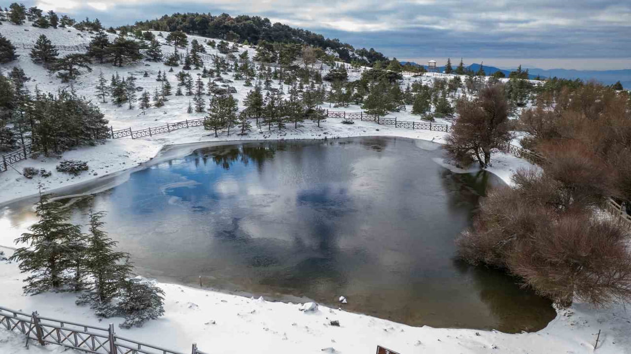 MANİSA'NIN 1517 METRE YÜKSEKLİĞİNDEKİ SPİL DAĞI MİLLİ PARKI, MEVSİMİN İLK KARININ YAĞMASIYLA...