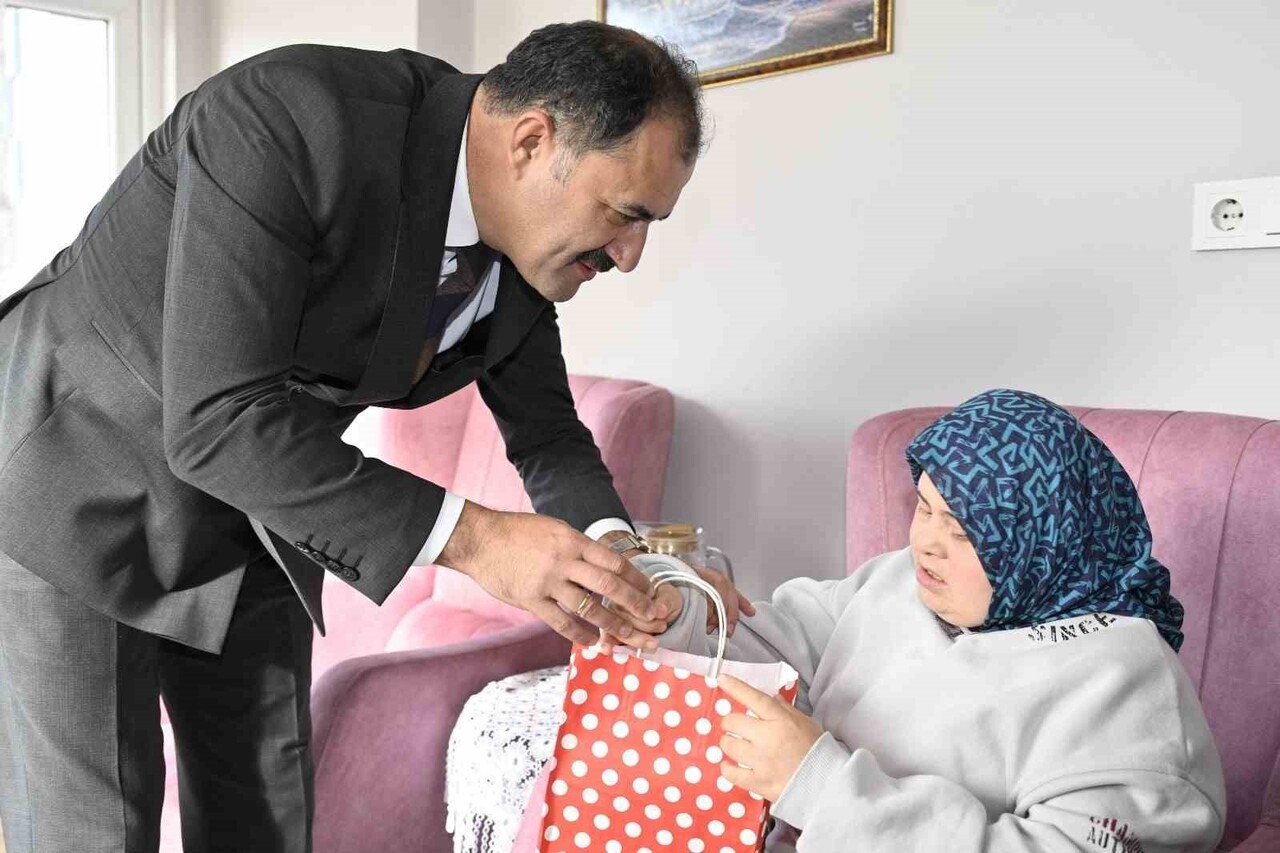 MANİSA'NIN DEMİRCİ İLÇESİNDE 3 ARALIK DÜNYA ENGELLİLER GÜNÜ DOLAYISIYLA BELEDİYE BAŞKANI ERKAN...