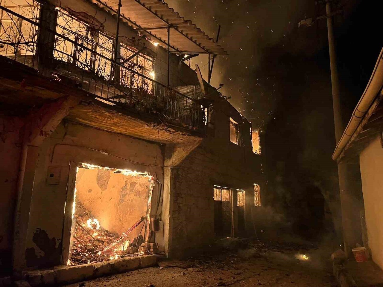 MANİSA'NIN GÖRDES İLÇESİNDE BİR EVDE BAŞLAYIP 5 EVE SIÇRAYAN YANGINDA 1 KİŞİ HAYATINI KAYBEDERKEN...