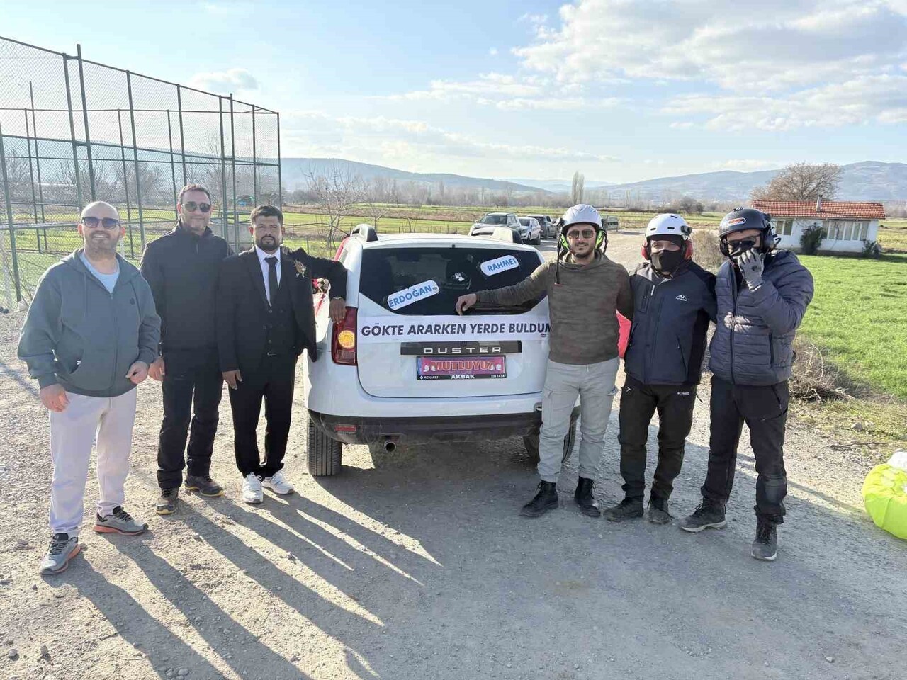 MANİSA'NIN GÖRDES İLÇESİNDE DAMADIN ARKADAŞLARI PARAMOTORLA İNİP GELİN ARABASININ ÖNÜNÜ...