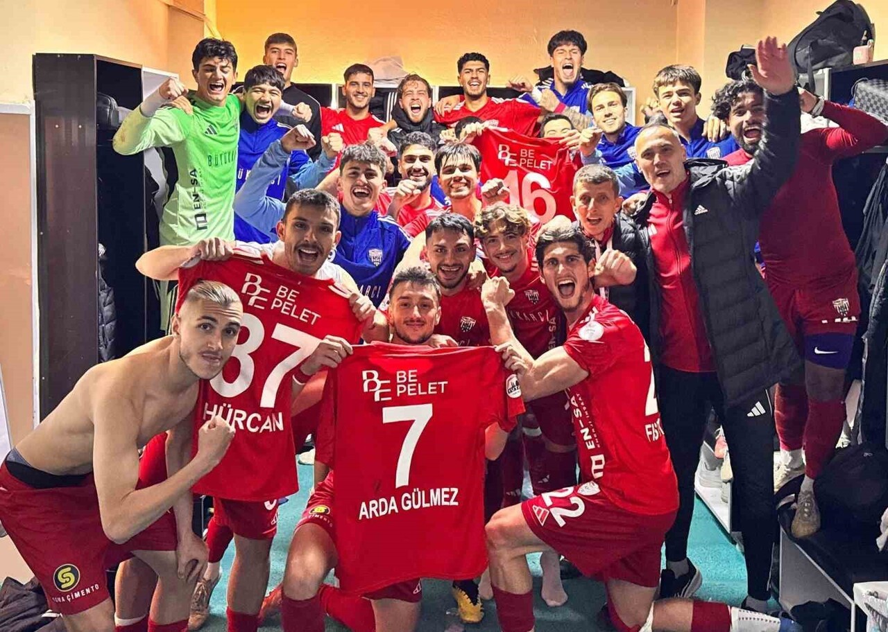 MANİSA'NIN PROFESYONEL LİGLERDEKİ İKİ TEMSİLCİ OLAN MANİSA FK İLE SOMASPOR (FOTOĞRAFTAKİ TAKIM)...