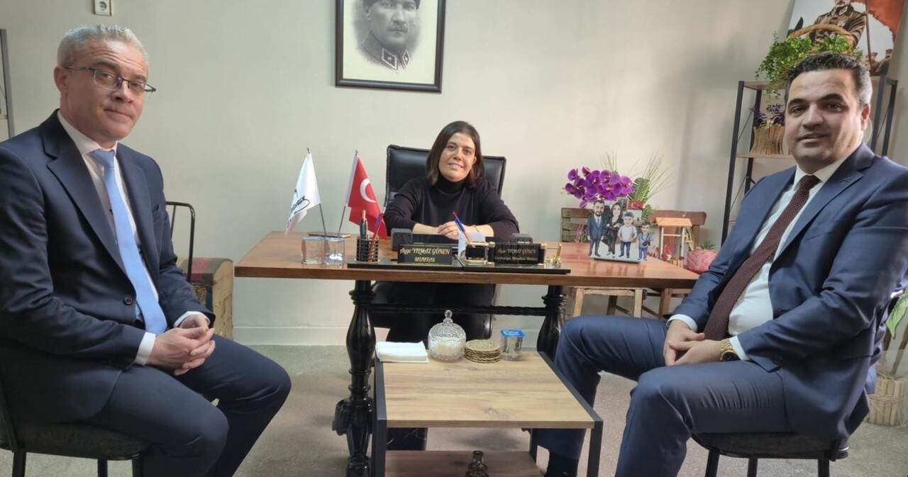 MANİSA'NIN SARIGÖL KAYMAKAMI HALİL DALAK (SAĞDAKİ) , İLÇEDEKİ TEK KADIN MUHTAR OLAN CUMHURİYET...