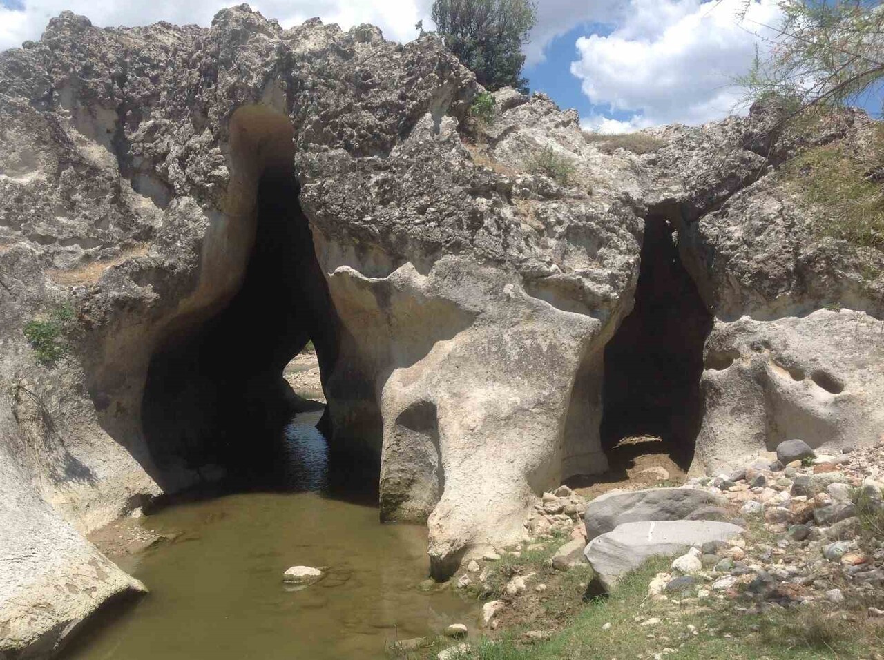 MANİSA'NIN SELENDİ İLÇESİNDE  ÇAYI ANTİK KAYA MEZARLARI GÜZERGÂHINDA YER ALAN DELİKLİ BENT’İN...