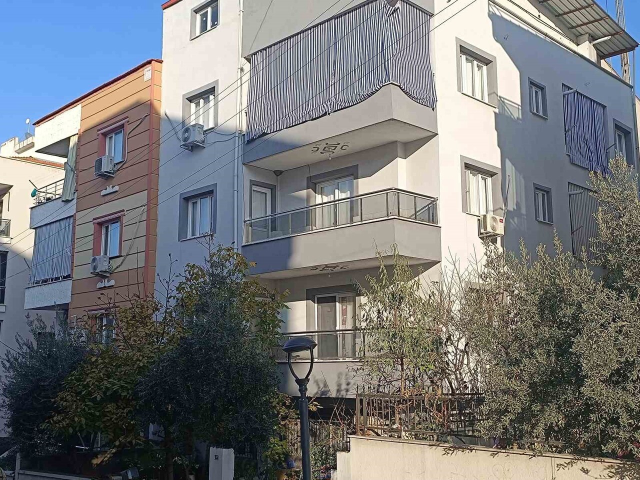 MANİSA'NIN TURGUTLU İLÇESİ SELVİLİTEPE MAHALLESİNDEKİ BİR İNŞAAT ÇALIŞMASI NEDENİYLE RİSK TAŞIDIĞI...