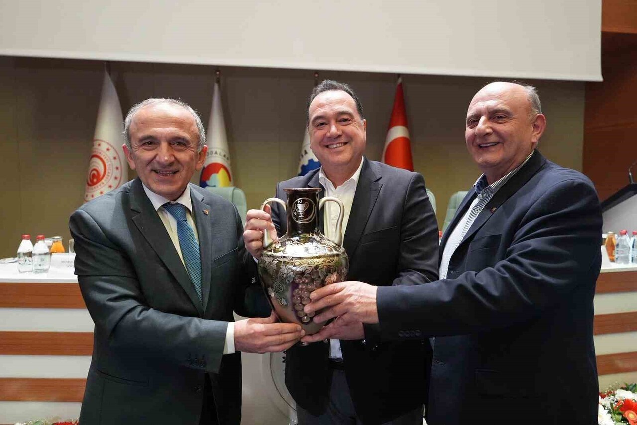 MANİSA BÜYÜKŞEHİR BELEDİYE BAŞKANI BESİM DUTLULU (ORTADAKİ), MANİSA TİCARET VE SANAYİ ODASI’NDA İŞ...