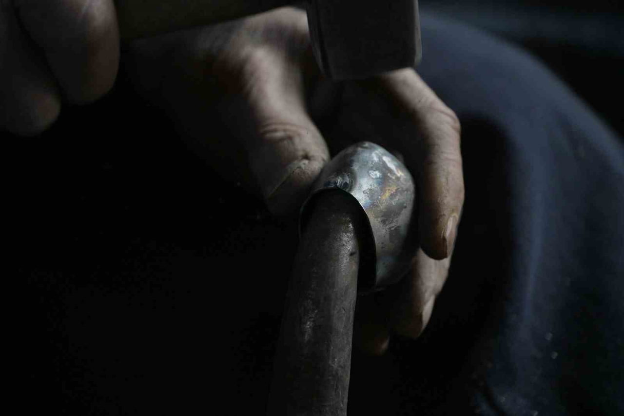 MANİSA’NIN DEMİRCİ İLÇESİNDE 76 YAŞINDAKİ ÇAN USTASI MUSTAFA SABANCI, BABASINDAN DEVRALDIĞI...