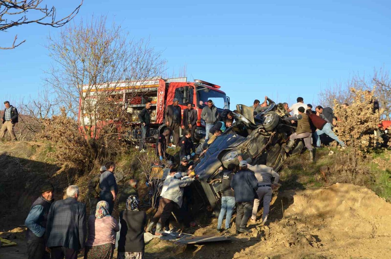 MANİSA’NIN DEMİRCİ İLÇESİNDE OTOMOBİLİN ELEKTRİK DİREĞİNE ÇARPARAK ŞARAMPOLE DEVRİLMESİ SONUCU 1...