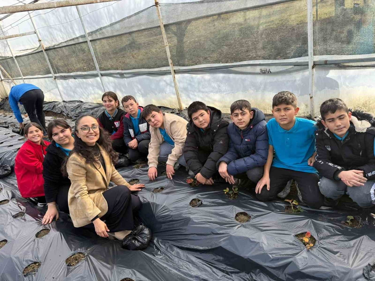 MANİSA’NIN GÖRDES İLÇESİNDE HAYATA GEÇİRİLEN "SEVGİMİZİ SERAMIZDA BÜYÜTÜYORUZ" PROJESİ KAPSAMINDA...