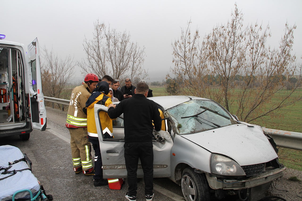 MANİSA’NIN KULA İLÇESİNDE SÜRÜCÜSÜNÜN DİREKSİYON HAKİMİYETİNİ KAYBETMESİ SONUCU KONTROLDEN ÇIKAN...